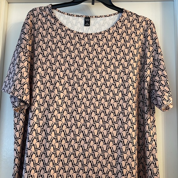 NWT Emery Rose Patterned tan and black Top size 2X - Picture 2 of 9